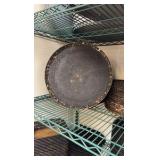Pizza pan separators and pizza pans