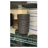 Pizza pan separators and pizza pans