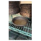 Pizza pan separators and pizza pans