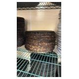 Pizza pan separators and pizza pans