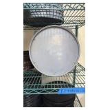 Pizza pan separators and pizza pans