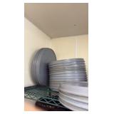 Pizza pan separators and pizza pans