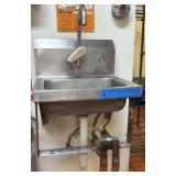 AERO  Wall Mount Knee Valve Hand Sink