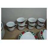 32-Piece Vintage Tienshan 'Deck the Halls' Dinnerware Set