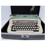 Great Looking Vintage Portable ROYAL Typewriter w/Case - Green