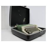 Great Looking Vintage Portable ROYAL Typewriter w/Case - Green
