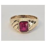 Vintage 10K Gold Ring w/Ruby - 3.96 grams