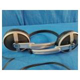 This item is the vintage Sony MDR-710 wired foldable headphones