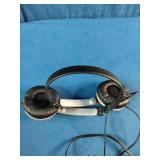 This item is the vintage Sony MDR-710 wired foldable headphones