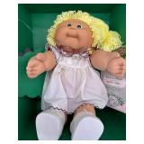 Cabbage Patch Kids - Coleco - 1985 - Ponytail - Lemon Hair - Green Eyes - Girl - Dimple & Glasses (broken) - MIB
