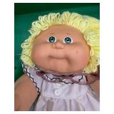 Cabbage Patch Kids - Coleco - 1985 - Ponytail - Lemon Hair - Green Eyes - Girl - Dimple & Glasses (broken) - MIB