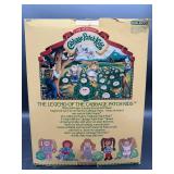 Cabbage Patch Kid - Coleco - 1984 - Loop Shag - Gold Hair - Green Eyes - Girl - Dimples & Freckles - MIB