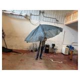 Patio umbrella with tilt mechanism