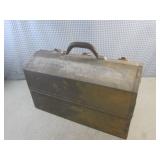 (EW3) Vintage Metal 17" Tool Box wi...