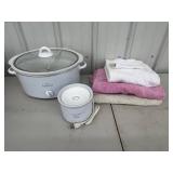 Slow Cooker & Towels - Crock-Pot Little Dipper Mixed Lot