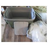 Bundle of assorted size lidded tote...