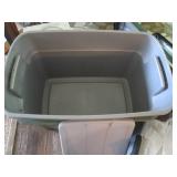 Bundle of assorted size lidded tote...