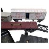 Vintage Lionel O Gauge Train Cars, Accessories, Floodlight Tower & Model Railroad Parts Lot