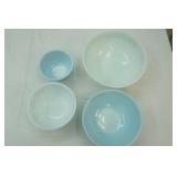 Vintage Pyrex Blue Garland Snowflake Nesting Mixing Bowl Set.
