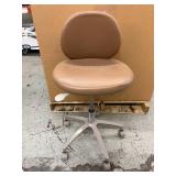 MSRP $1,200+ A-DEC 1601 DENTAL OPERATOR STOOL, ADJUSTABLE HEIGHT ERGONOMIC CLINIC CHAIR, VINYL UPHOLSTERY, 5-STAR MOBILE BASE, SMOOTH ROLLING CASTERS *THIS ONE IS A REALLY LOW SEATER