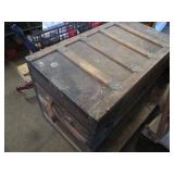 Pallet lot with a large vintage foo...
