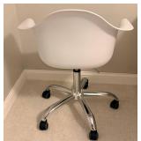 White Molded Plastic Rolling Chair & Five-Head Floor Lamp Mixed Lot