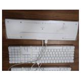 4 APPLE COMPUTOR KEYBOARDS AND 2 APPLE MAGIC COMPUTOR MICE