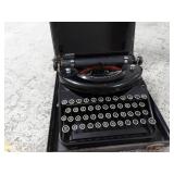 Underwood Portable Typewriter Black 4-Bank w/ Carry Case Vintage