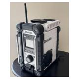 GBR - Portable Jobsite Radio - Makita XRM02 GBR - Portable Jobsite Radio - Makita XRM02