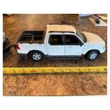 Maisto 1/18 Ford Explorer Sport Trac & Mercedes Coupe with Trailer