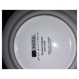 Oneida Fine Porcelain Blue Lattice 14-Piece Dinnerware Set Plates & Bowls