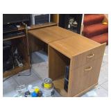 Hutch Desk with Retractable Pull-out Desk
