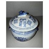 Blue and White Chinese Porcelain Covered Vessel With Foo Dog Finial