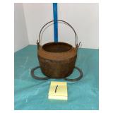 Marietta Pa cast iron pot with trivets?