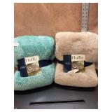 New Fluffie 50x90 Throw set of 2