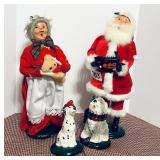 BYERS CHOICE SANTA, MRS CLAUS, 2 DOGS