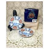 VINTAGE SQUARE JAPAN TEAPOT AND 2 IMARI PLATES