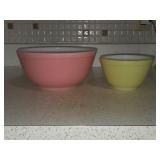 K3B1 Pair of PYREX Nesting Mixing Bowls 8 3/4' &
