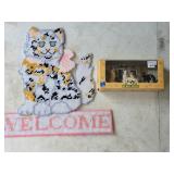 F Cat Plastic Canvas Welcome & Cat Figurines