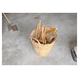 HG- Wicker Laundry Basket of Wooden Hangars NO SHI