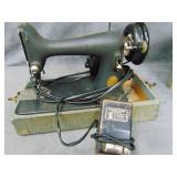 VTG Singer Sewing Machine, Cast Iron, in Case