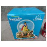 NIB Disney Snow White Musical Water Globe
