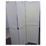 Heavy Wood 3-Panel Screen, was used for display