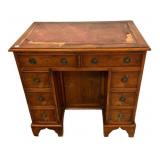29"h., 30"w. 20"d Georgian design mahogany knee