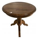 Late 20th Century Oak Round Table 22'h., 24'dia