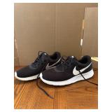 Slightly used Nike sneakers size 8.5