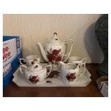 Tea set - teapot, two cups & saucers, creamer &