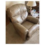 Electric La-Z-Boy rocker recliner w/remote WORKS