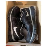 Nike dual fusion womanï¿½s 7m black sneakers