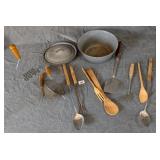 Enamelware Pot w/ Wood Handle Kitchen Utensils